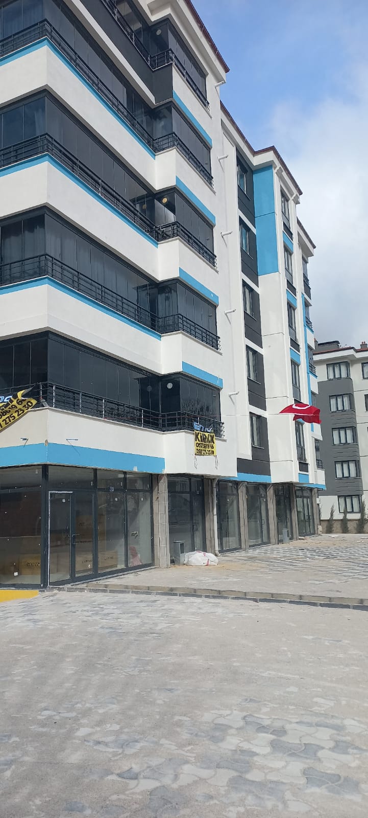 SELİM SULTAN MAH. HÜSEYİN ALPMALA CADDESİ ÜZERİNDE 116 M2 CADDE CEPHELİ KİRALIK KÖŞE DÜKKAN