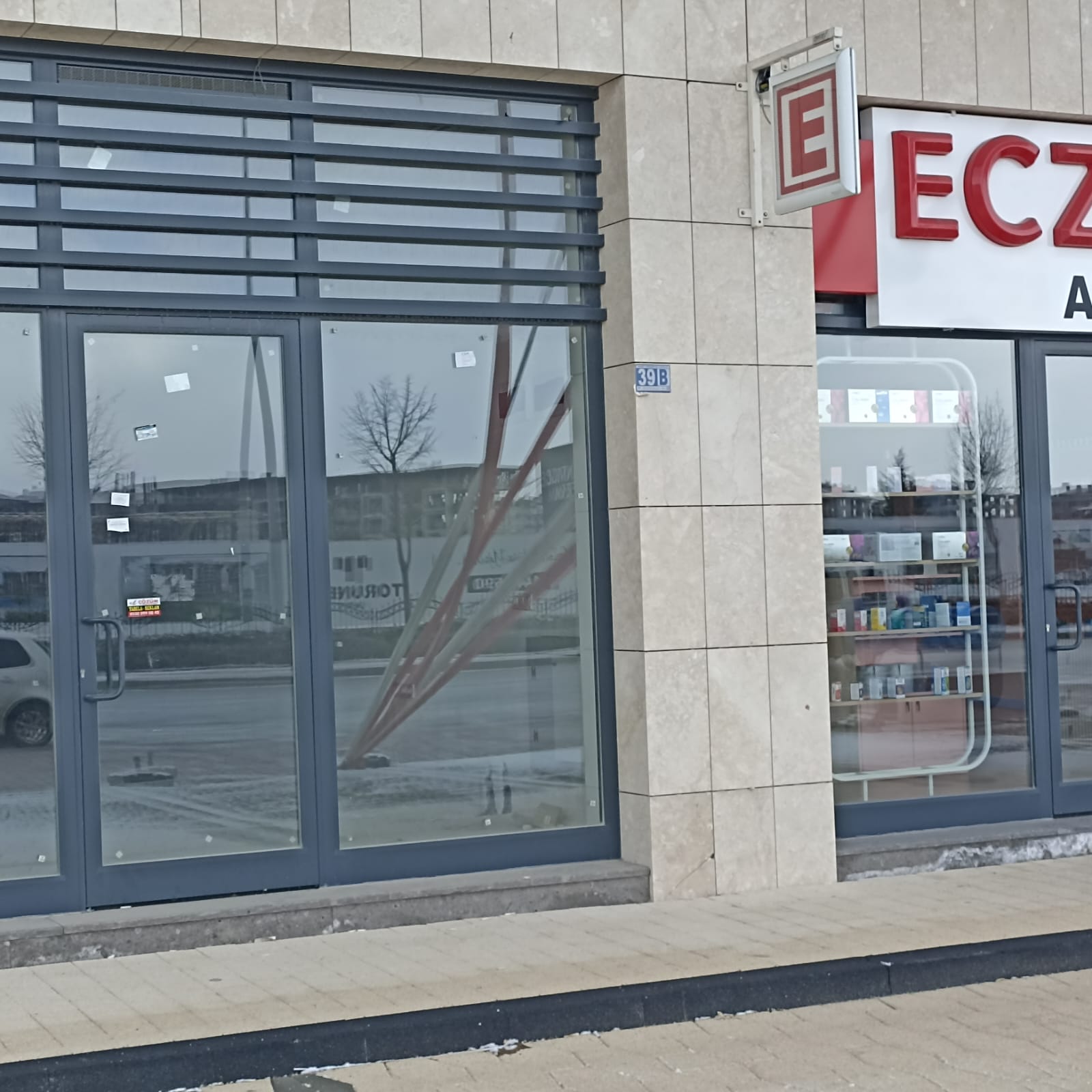 GAZZE CADDESİ ÜZERİNDE ÇINAR KONAKLARI ALTINDA SATILIK 85 M2 DÜKKAN